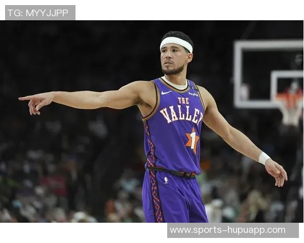 布克第三节强势回归5投4中砍下12分助力球队成功反超比分 布克第三节强势回归5投4中砍下12分助力球队成功反超比分