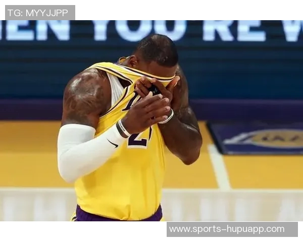 阿里纳斯谈三球纹身影响形象强调即使老詹也需遮掩纹身拍广告 阿里纳斯谈三球纹身影响形象强调即使老詹也需遮掩纹身拍广告